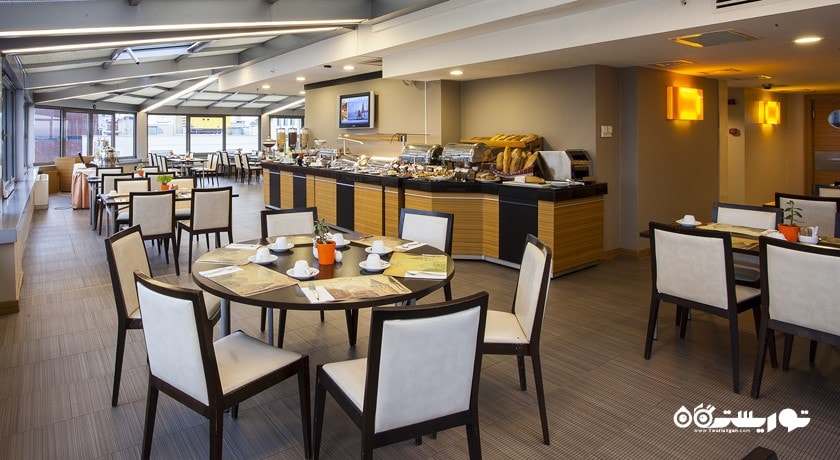 نمای رستوران لورنج (باغ)